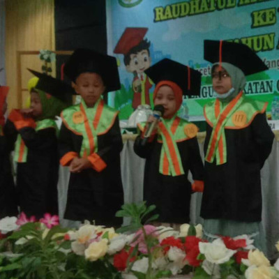 RA Al Amin Palaharang Bahia Tampil Membacakan Doa-Doa Harian pada Acara Wisuda Massal RA