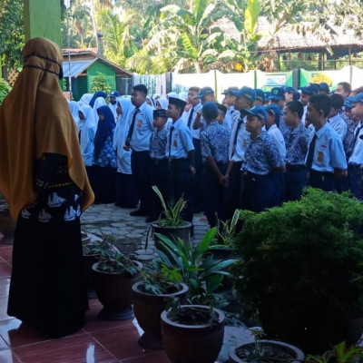 Kepala Madrasah MTs Badan Amal Ujung Loe Beri Arahan Sebelum Pelaksanaan PAT