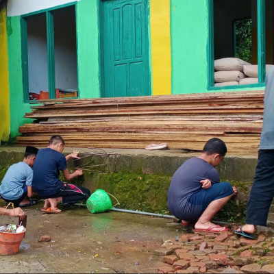 Peduli Kebersihan Pesantren, Santri As’adiyah Galung Beru Kerja Bakti Setiap Sore