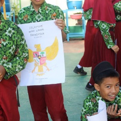 Peserta Didik Min 8 Bone Peringati Hari Lahir Pancasila