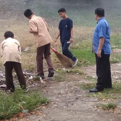 Jum’at Bersih Wujudkan Nilai Kerjasama Antara Guru dan Siswa MTs. Darul Ulum Muhammadiyah Jalanjang 