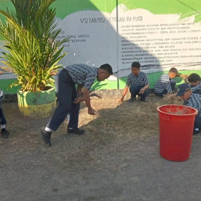 Peserta Didik MTs Bacari, Gelar Aksi Bersih-Bersih Lingkungan Madrasah Sebelum Pelaksanaan PAT