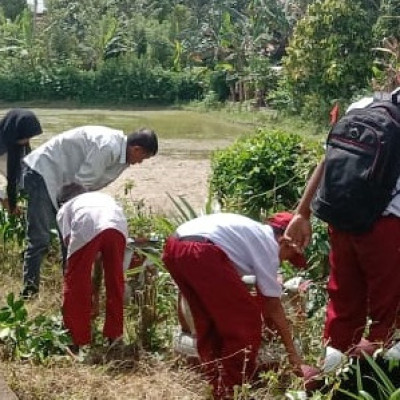 Pererat Silaturahmi Siswa dan Guru MIS Sampeang, Gelar Jumat Bersih