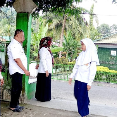 Salam Pagi Kegiatan Rutin Tenaga Pendidik MTs Muhammadiyah Kajang