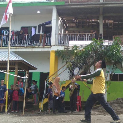 Pukulan Service Ketua Yayasan Ponpes As’adiyah Galung Beru Tandai Pertandingan Dimulai