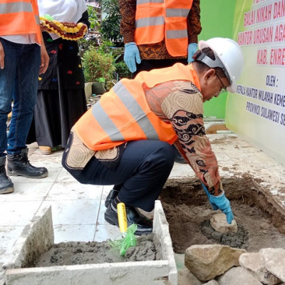 Kakanwil Letakkan Batu Pertama Pembangunan Gedung Balai Nikah dan Manasik Haji KUA Kec. Baraka