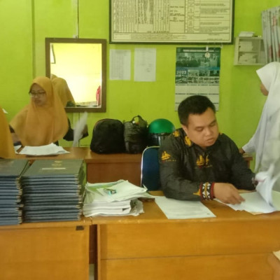 Pelaksanaan PAT selesai, Guru MTs Darul Ulum Muhammadiyah Jalanjang Disibukkan dengan Pemeriksaan Lembar Jawaban.