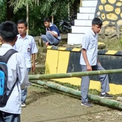 Siswa MA YPPI Sapobonto, Antusias Dalam Pembuatan Panggung Pensi