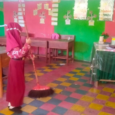 Peserta Didik Kelas 1 MIS Padi, Tunjukkan Sikap Peduli Kebersihan Madrasah