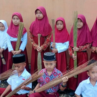 Wujud Peduli Kebersihan Madrasah, Peserta Didik MIS Karama Siapkan Sapu Lidi