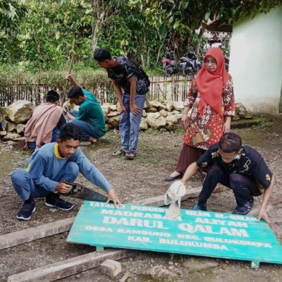 Sinergitas Warga Madrasah Aliyah Darul-Qalam, Lakukan Perbaikan Papan Nama Madrasah