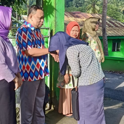 Guru-Guru MTs Muhammadiyah Kajang Mengawali Pagi Hari dengan Senyuman