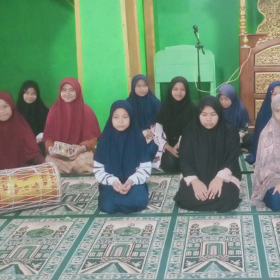 Manfaatkan Libur, Grup Marawis Puteri PP. As’adiyah Galung Beru Permantap Latihan