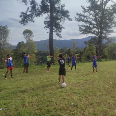 Keseruan Persemam Tengah Lembang Lakukan Latihan Perdana Sepak Bola