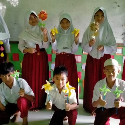 Siswa Kelas V Madrasah Ibtidaiyah Ponpes Nurul Falah Hasilkan Karya dari Kertas Origami
