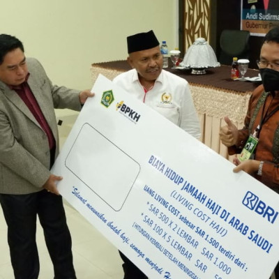 Sebelum Naik Pesawat, JCH Kloter 1 Embarkasi Makassar Terima Living Cost  SAR 1.500