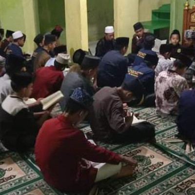 Berharap Berkah, Santri Ponpes As’adiyah Galung Beru Yasinan Tiap Malam Jumat