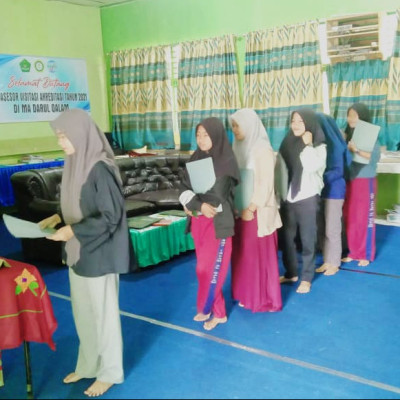 Kaum Perempuan Serbu Madrasah Aliyah Darul-Qalam. Ada Masalah Apa?