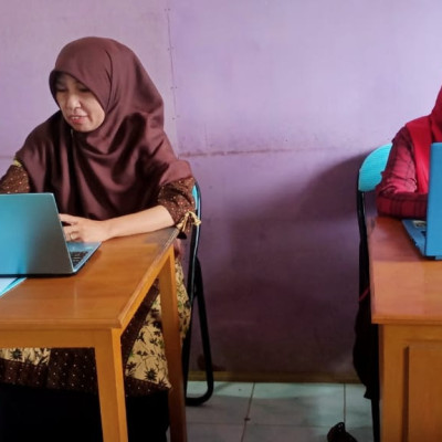 Jelang Pembagian Raport, Guru MIS Karama Gelar Pengisian Raport Digital Madrasah