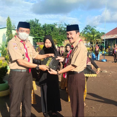 Wakili Purna Crew Matsba Scout, Kamad MTs Bacari Serahkan Cendramata Kepada Kakankemenag Bulukumba