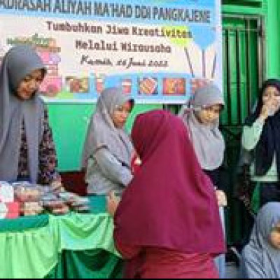 Kembangkan Kreativitas Siswa, MA Mahad DDI Pangkajene Gelar Bazaar Murah