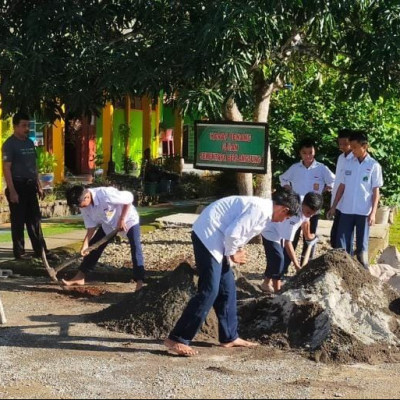 Guru MTsN 5 Bulukumba Ajarkan Siswa Bertenggang Rasa Melalui Kerja Bakti