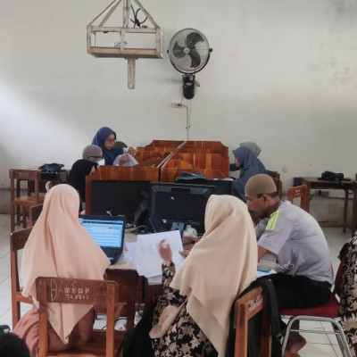 Pendidik MTs Muhammadiyah Songing Kian Sibuk Input Nilai ke Aplikasi RDM