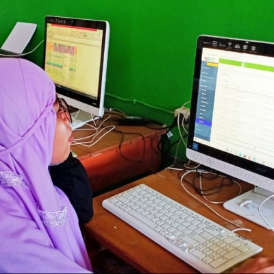 Kejar Target, Wali Kelas MTsN 3 Bulukumba Lembur Selesaikan Rapor