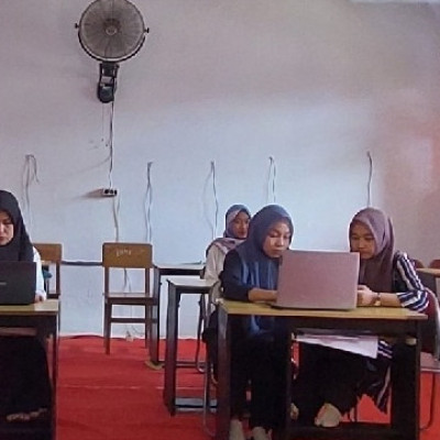 Guru MTs Al Huda Mannaungi  Mengolah Nilai Rapor Melalui Aplikasi RDM