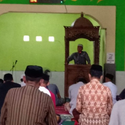 Salah Seorang Pendidik MA Tengah Lembang Jadi Khatib Di Masjid Miftahul Salam
