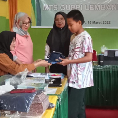 Panitia PPDB MTs Guppi Lembanna Antusias Layani  Pengembalian Formulir CPDB