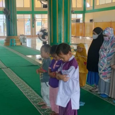 Manfaatkan Moment Terakhir, Peserta Didik RA Masjid Agung Gelar Praktek Sholat Berjamaah