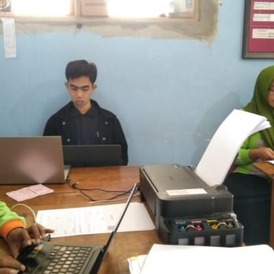 Hujan Tak Menghalangi Semangat Guru MI Al-khaerat Tudonro Dalam Pencetakan RDM