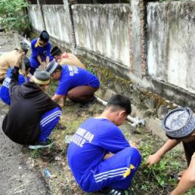 MTs Nashrul Haq Pajalele adakan Jumat bersih