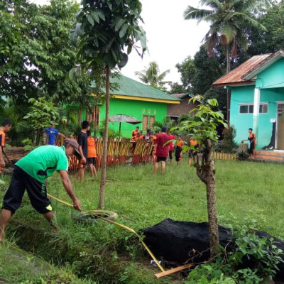 MTsN 6 Bulukumba Bergotong Royong Renovasi Pagar