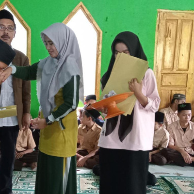 Terharu dan Penuh Syukur, Seluruh Santri PP. As’adiyah Galung Beru Terima Rapor