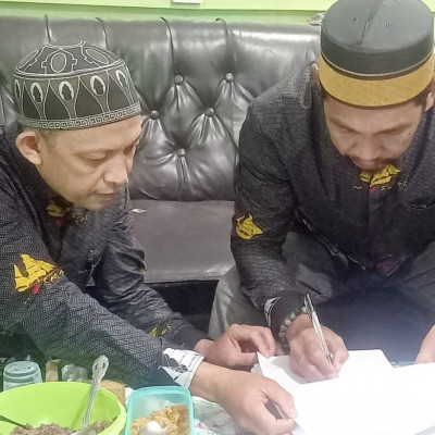 Kepala Madrasah Aliyah Darul-Qalam Tandatangani Rapor Peserta Didik