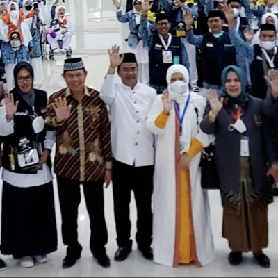 Hadiri Penerimaan JCH Kloter 13 Embarkasi Makassar, Heni Suwardani Kenalkan Kantin Berkah DWP