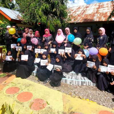 Penerimaan Hadiah Bagi Siswa MTs Tanah Towa Kajang yang Berprestasi Disemester Genap