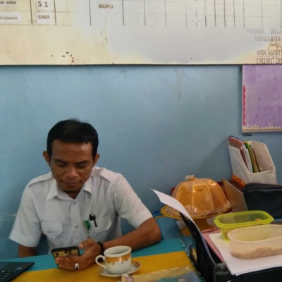 Guru MI Al-Khaerat Tudonro Isi Waktu Libur dengan Melengkapi Administrasi Pembelajaran