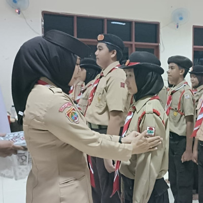 Penyematan TKU Penggalang Rakit Peserta Jamnas Oleh Pembina Leader Scout MTsN 1 Bulukumba