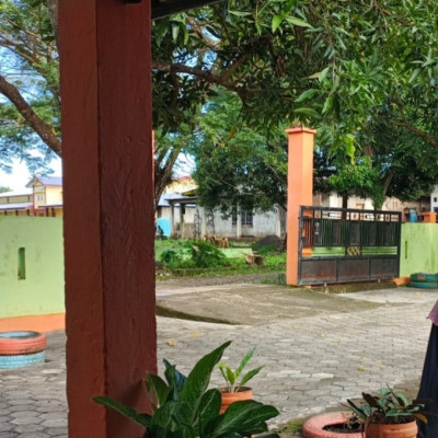 Guru MTs Bontonyeleng Giat Bersih-Bersih Lingkungan Madrasah