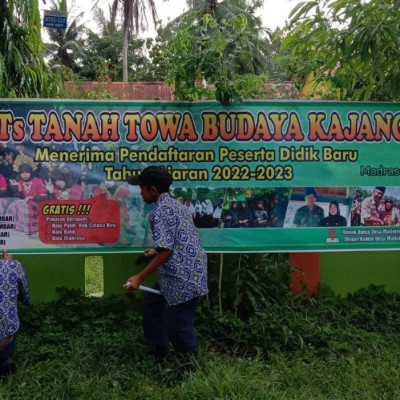 MTs Tanah Towa Kajang Pasang Baliho Penerimaan Siswa Baru