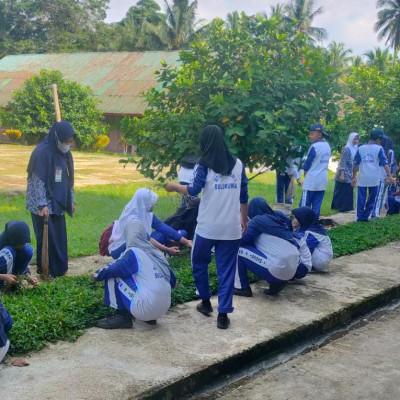 Hari Ketiga Pra-Matsama, Siswa Baru MTsN 5 Bulukumba Kerja Bakti Bersihkan Halaman Madrasah