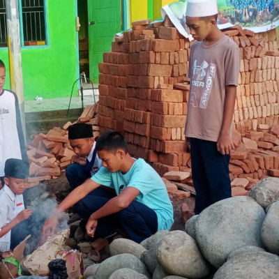 Usai Libur Lebaran Idul Adha, Siswa MTs PP. As’adiyah Galung Beru Gelar Kerja Bakti