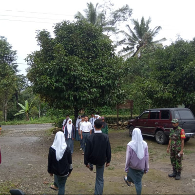 Kamad dan Babinsa Kambuno Pantau Langsung Latihan PBB di Madrasah Aliyah Darul-Qalam Bulukumba