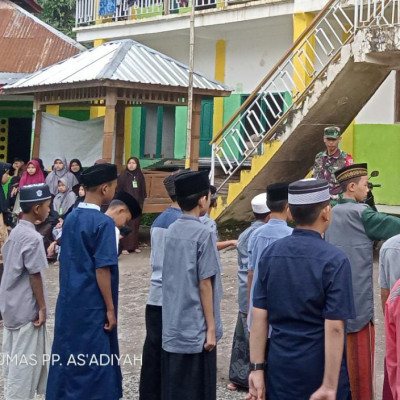 Anggota TNI Beri Motivasi Siswa Baru MTs/MA PP. As’adiyah Galung Beru