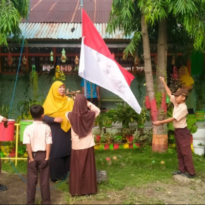 Peserta Didik MIS Padi Bulukumba Maksimalkan Latihan Upacara Bendera