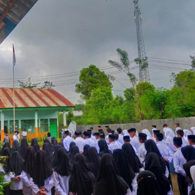 Upacara Bendera Awali Tahun Ajaran Baru di MA Tengah Lembang