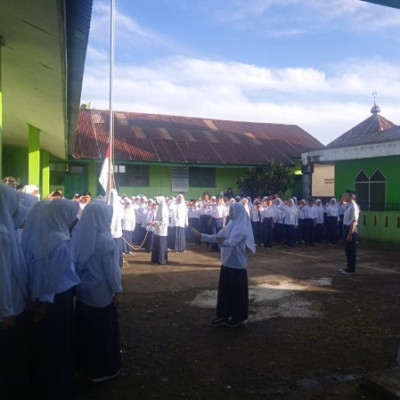 Pelaksanaan Upacara Hari Senin Pertama Sekolah MTs Mursyina Berjalan Lancar